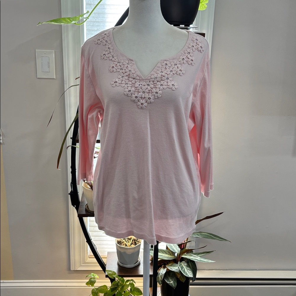 🦒 Karen Scott Pink Embellished V Neck Top size 0X - Picture 2 of 6